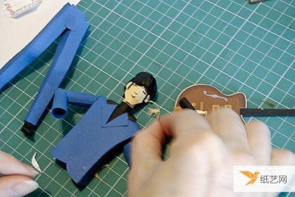 The delicate-looking origami dolls can also form a band performance