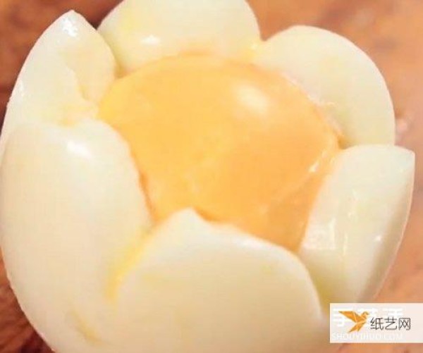 A super kawaii-looking boiled egg dish. The flowered eggs are so cute that you won’t want to eat them.