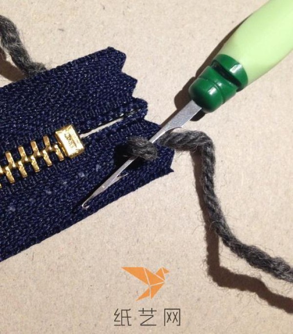 The perfect tutorial on how to make a sweater side zipper