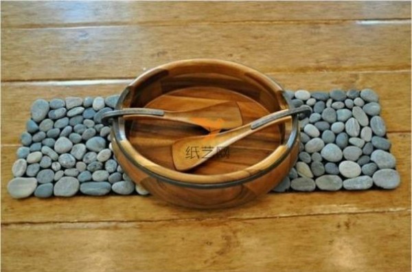 Turn waste into treasure and use small stones to decorate old carpets with a different sense of decoration