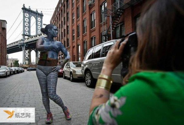 Everyone is looking for trouble: Creative body painting art makes models completely invisible