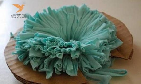 Tutorial on turning waste into treasure: decorative bouquets made from discarded clothes