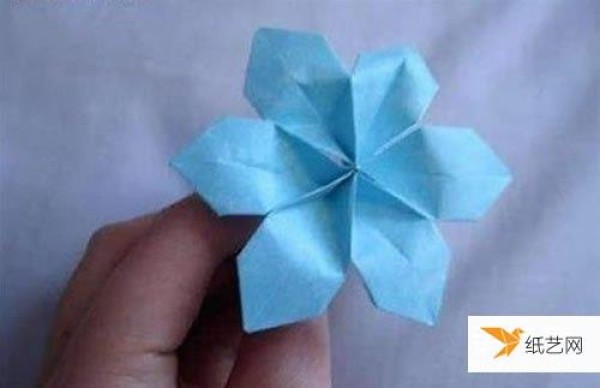 Detailed illustrated tutorial on how to make a very simple six-petal paper flower