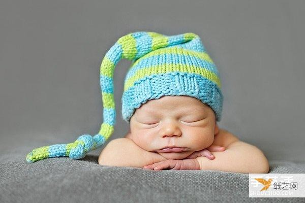 A pure and innocent little angel. Super cute newborn baby photos.