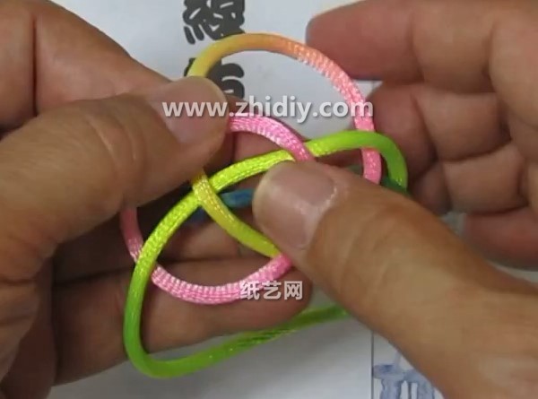 Tutorial on Chinese Knot Weaving Techniques with Four Strands and Five Flowers