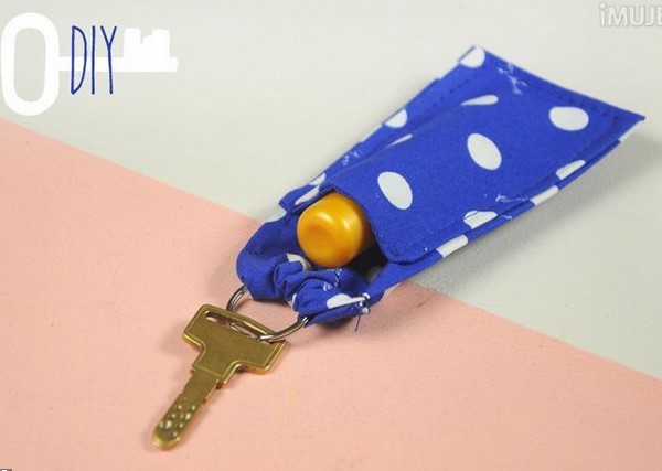 Illustrated tutorial on making a simple DIY key chain bag with fabric art