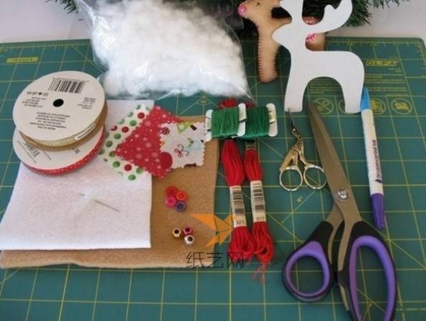 Use non-woven fabric to make small Christmas reindeer Christmas tree decorations