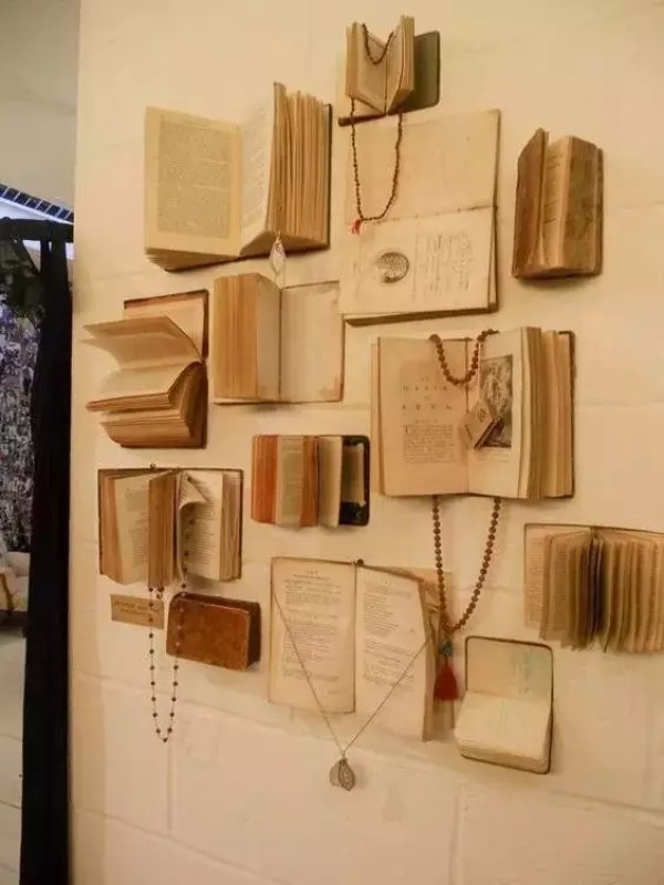 Turn waste into treasure, don’t throw away old books, you can use them as decorative walls! A bookish background wall!