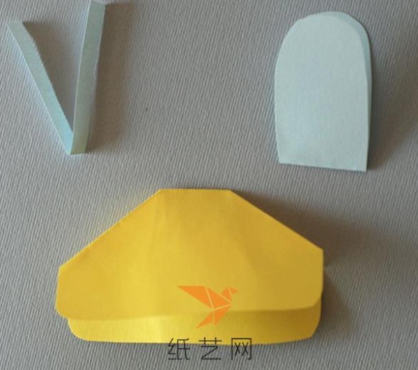 Cute and simple origami bee childrens handicraft