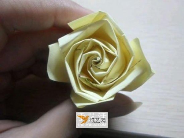 Illustration of the easy-to-learn method of folding roses