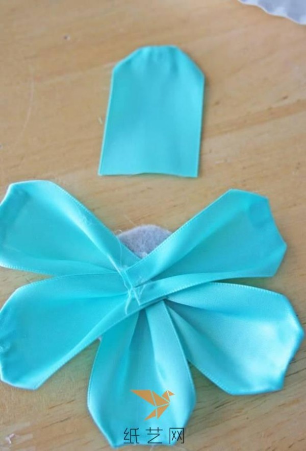 Tutorial on making Mother’s Day gift with large fabric flowers