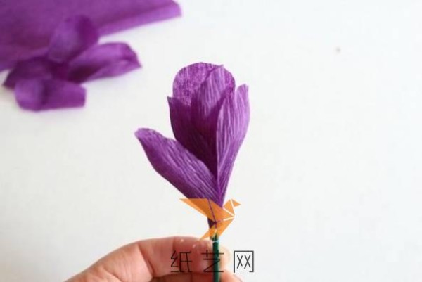 Tutorial on how to make artificial paper flowers that look like real ones