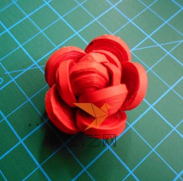 Tutorial on making beautiful quilled paper roses for Christmas gift packaging and decorative flowers