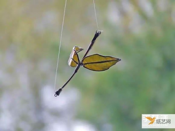 Picture of using waste wine bottles to make personalized glass leaf pendants