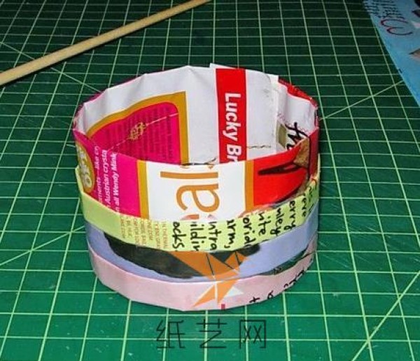 Tutorial on making rolling paper boxes from old magazines