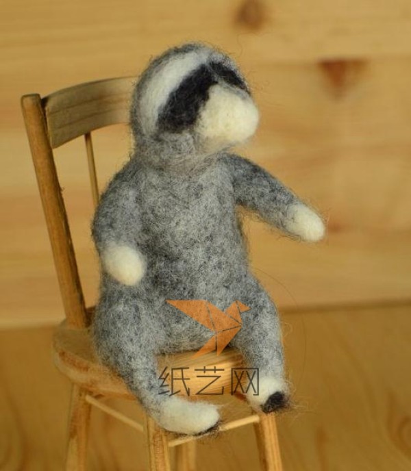 Very charming little raccoon wool felt making tutorial