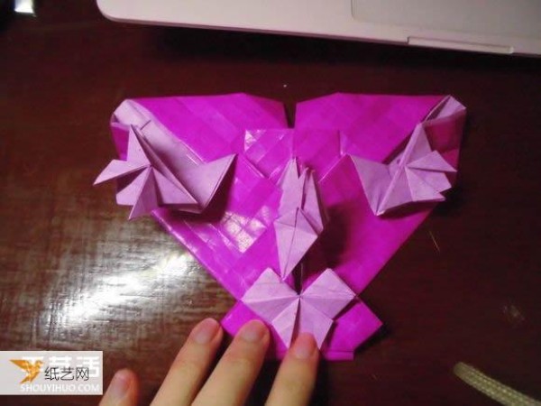 Very creative step-by-step illustration of Dielianhua heart origami