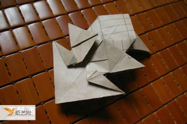 Illustrated tutorial for folding the massive Mabona Rhino using some simple origami