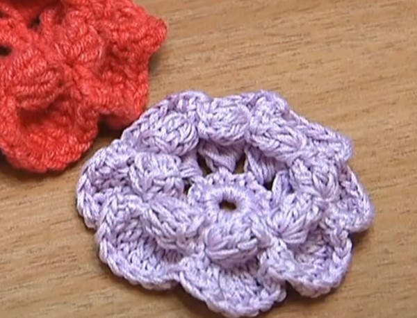 Simple handmade tutorial for three-dimensional crochet flowers