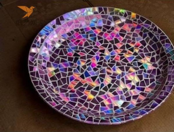 Tutorial on turning waste into treasure: colorful shallow plates made from waste CDs