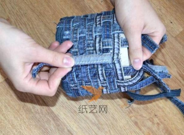 Tutorial on how to transform old jeans into beautiful pen holders