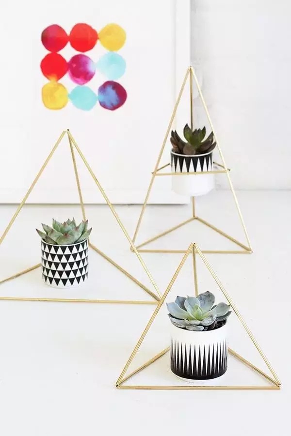 A few straws or metal pipes can make a succulent flower stand