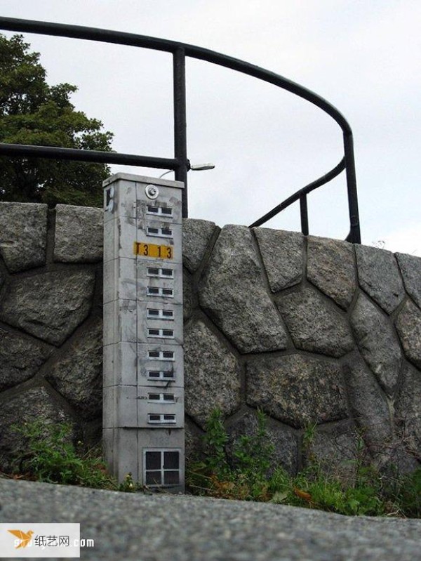 Turn cement piers and electrical boxes into houses, and beautify the surrounding environment with mini architectural graffiti