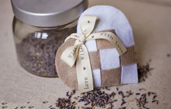 Tutorial on making a heart-shaped non-woven lavender sachet for Valentine’s Day gift