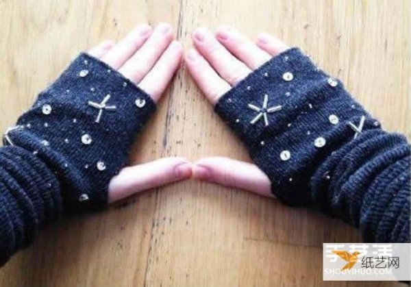 Illustrated tutorial on how to transform long cotton socks into personalized gloves by hand