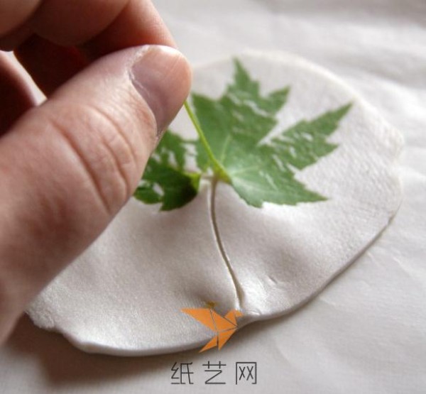 Tutorial on making a beautiful ultra-light clay necklace with leaf vein texture