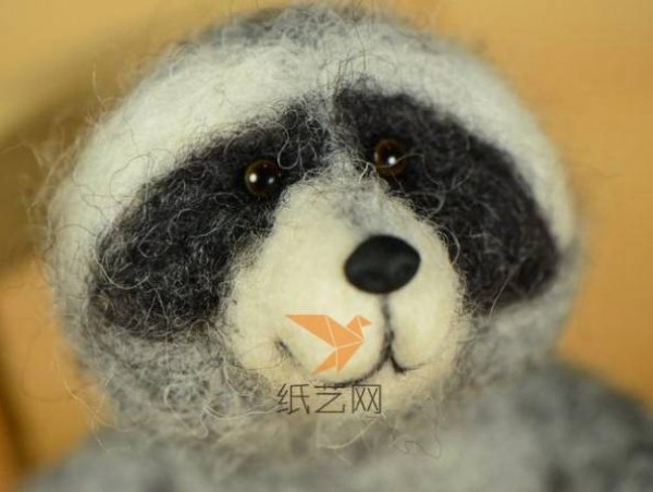 Very charming little raccoon wool felt making tutorial