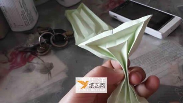 Illustration of how to use origami to fold three-dimensional saplings