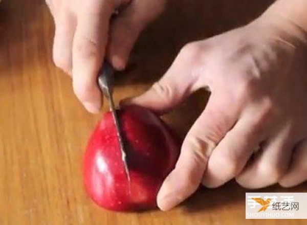 Cut apples into swans. Step-by-step illustrated tutorial on how to make apple swans.