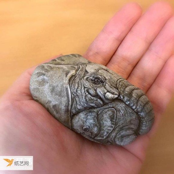 Artists draw realistic forms of animals to fully demonstrate the beauty of stone paintings