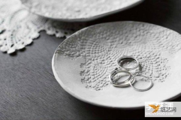 Tutorial on how to use soft clay to create a personalized and beautiful decorative plate