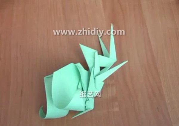 Origami video hand-making tutorial of three-dimensional origami angel