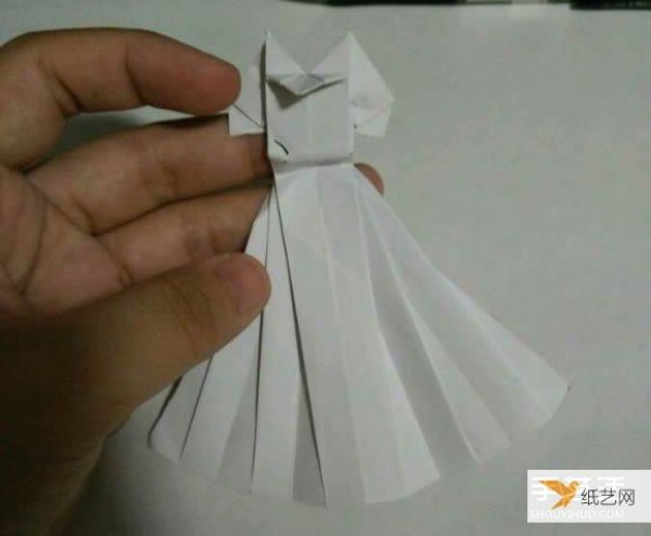 Illustrated steps on how to fold a very beautiful and elegant origami wedding dress