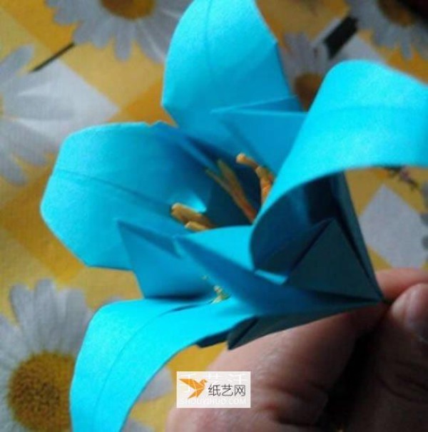 Illustrated step-by-step tutorial on folding beautiful lilies