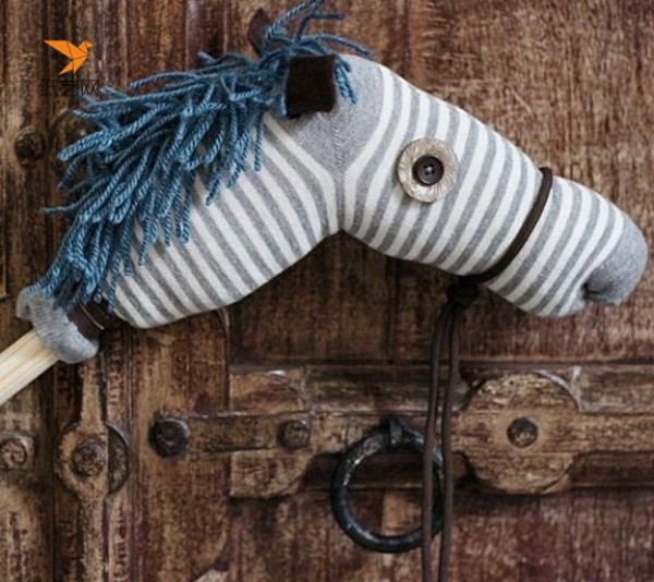 Tutorial on how to make homemade toys with pony heads made from socks