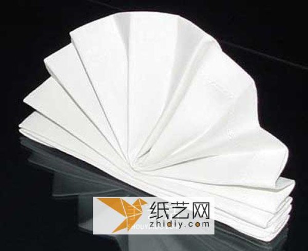 Elegant dining with fan-shaped napkins to support Chinese New Year gatherings