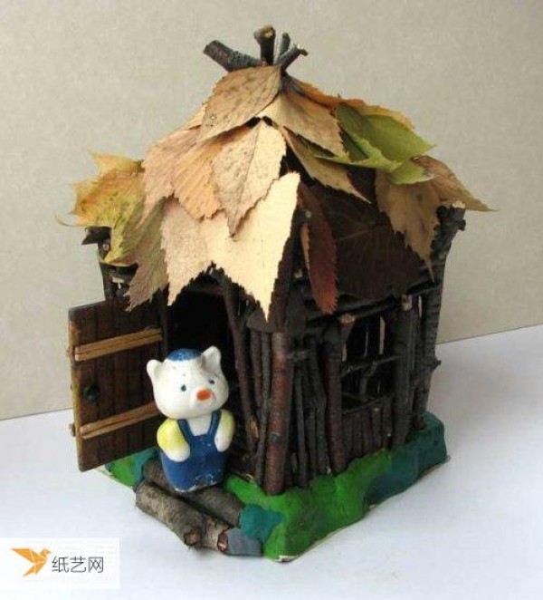 A tutorial on how to make a cute little wooden house for children with a roof covered with leaves.