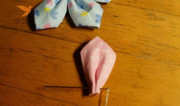 Fabric tutorial for making fabric flower hairpins