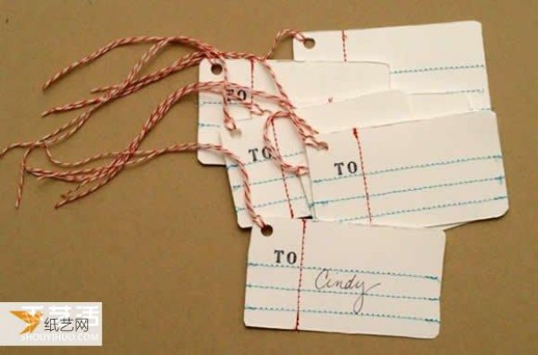 A very simple and personalized gift wrapping label making tutorial