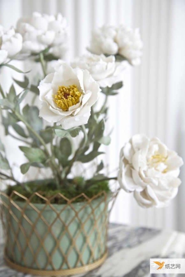 An elegant and simple porcelain flower sculpture that showcases the colorful world of flowers.