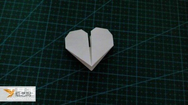 Hand-folded Valentines Day LOVE heart-shaped origami illustration tutorial