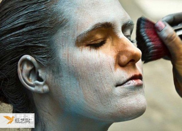 Everyone is looking for trouble: Creative body painting art makes models completely invisible