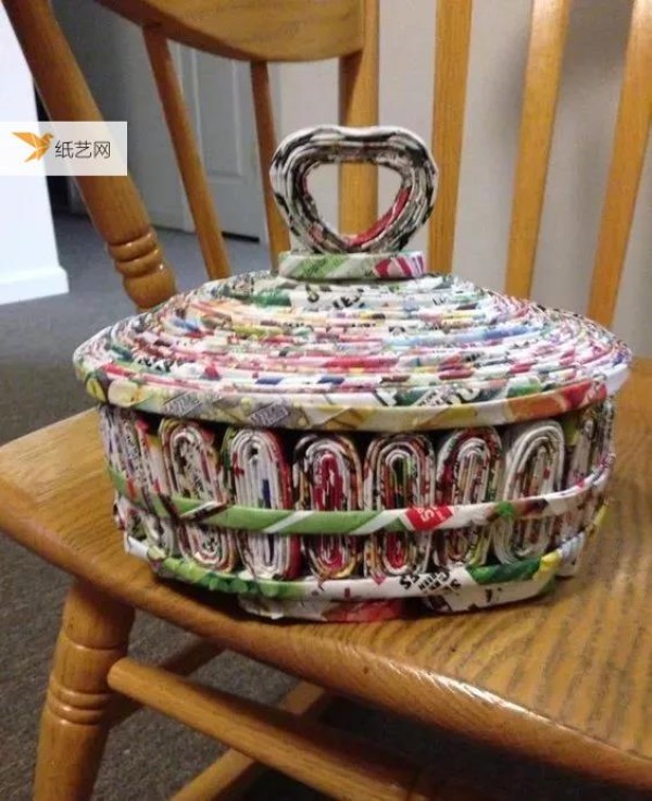 A roll of old newspapers and magazines can make a beautiful storage!