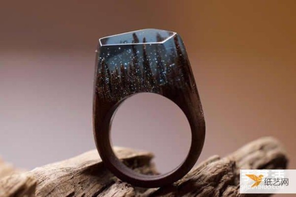 The handmade wooden ring that hides the mysterious and majestic scenery that people can’t look away from