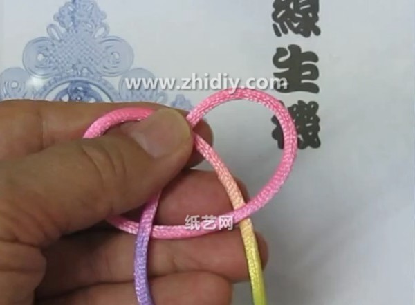 Chinese knot intermediate tutorial teaches you how to weave a three-strand seven-flower knot