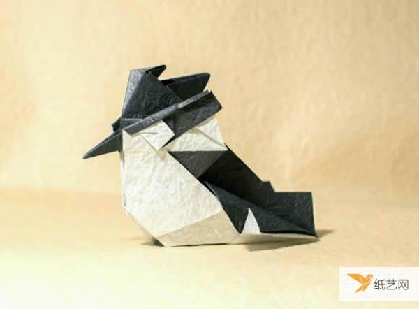 Detailed explanation of the manual method of folding a paper kingfisher tutorial.